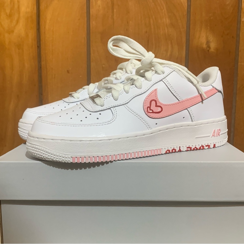 New Pink Nike with hearts great for this valentines. New pair custom made